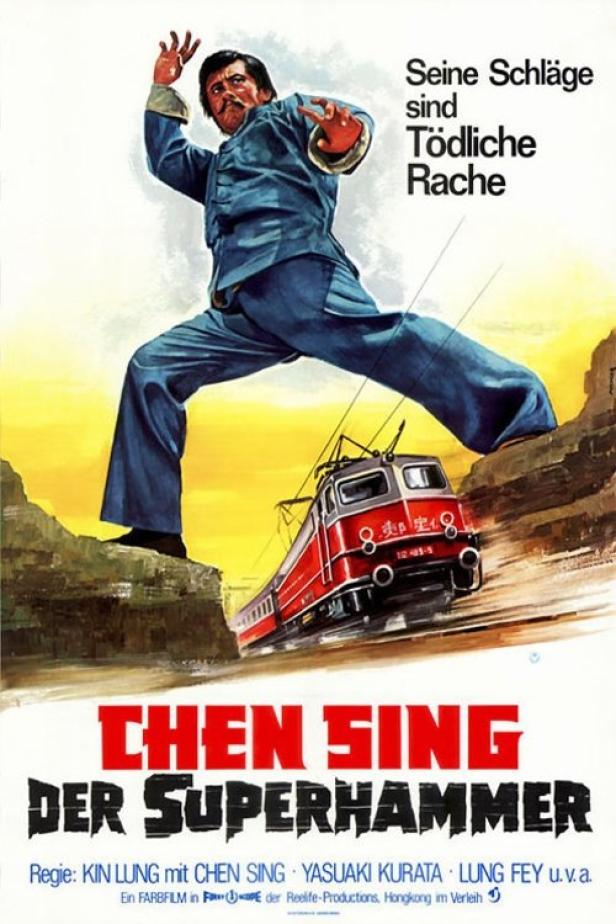 Ein Mann in Kampfpose steht über einem roten Zug auf dem Filmplakat zu „Chen Sing – Der Superhammer“.