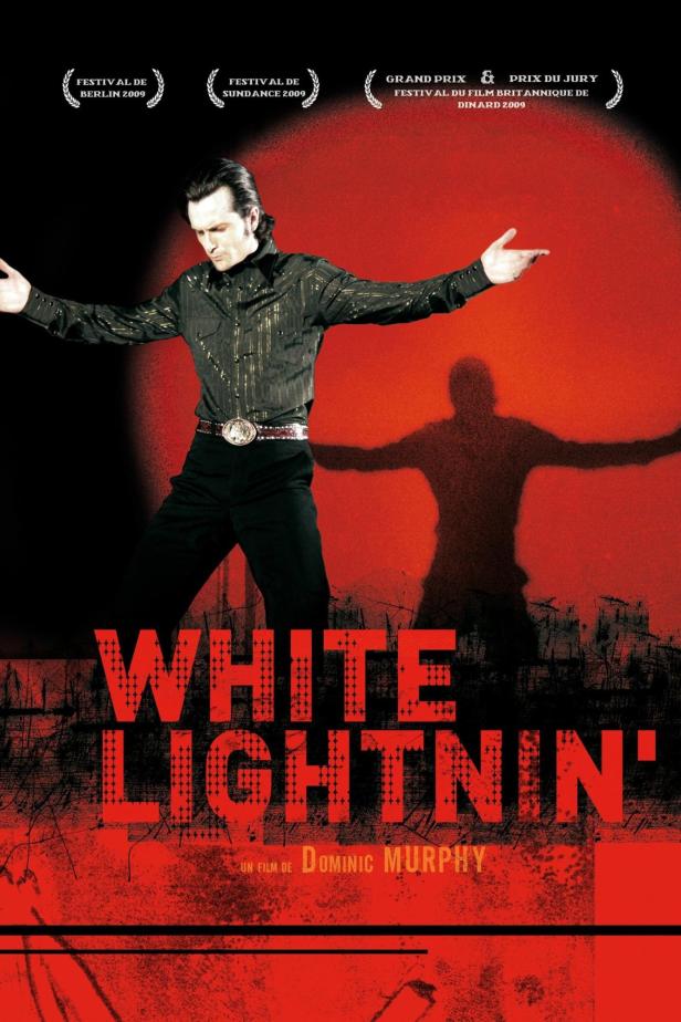 Das Filmplakat für „White Lightnin‘“ zeigt einen Mann in schwarzem Hemd und Hose vor rotem Hintergrund.
