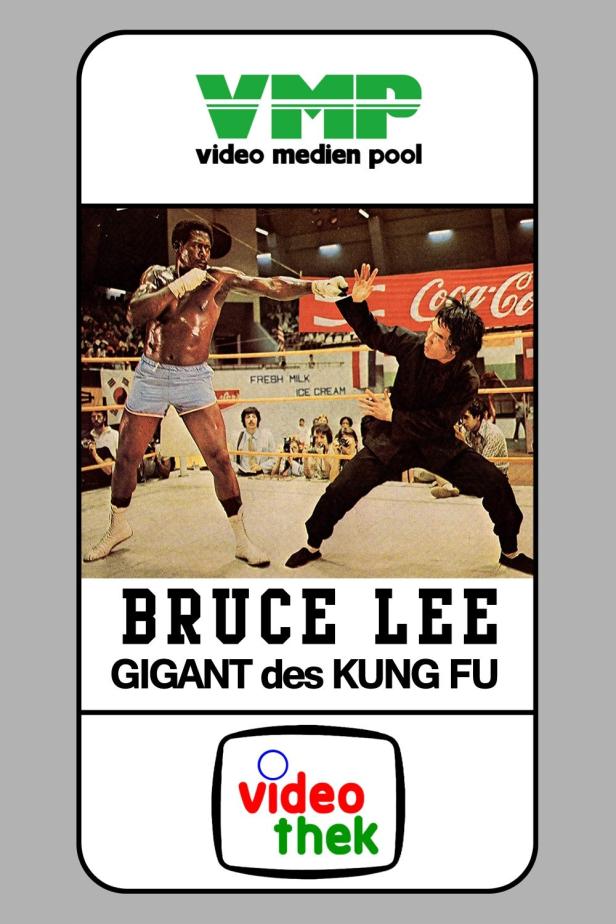 Bruce Lee kämpft mit einem Boxer in einem Ring.