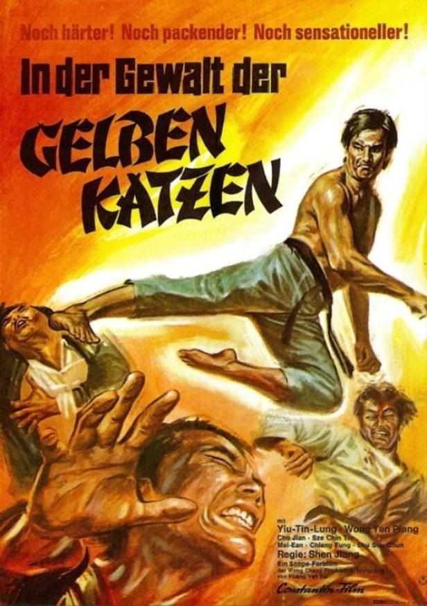 Ein Mann springt in der Luft, um seine Gegner im Film „In der Gewalt der gelben Katzen“ zu bekämpfen.