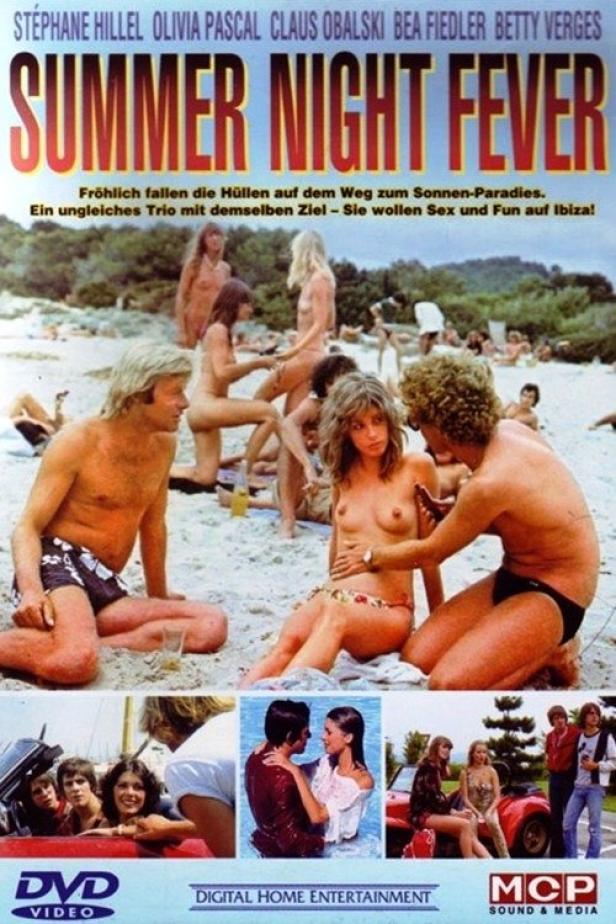 Das Filmplakat für „Summer Night Fever“ zeigt leicht bekleidete Menschen am Strand von Ibiza.