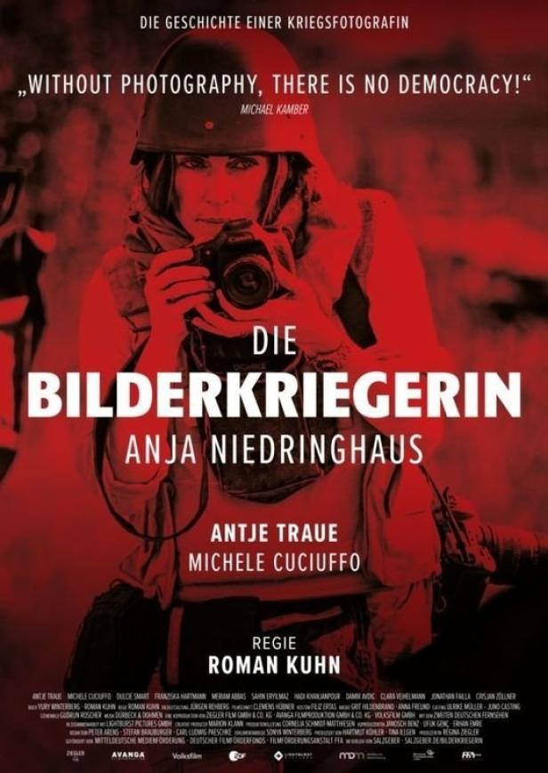 Das Filmplakat zu „Die Bilderkriegerin“ zeigt Anja Niedringhaus als Kriegsfotografin mit Kamera und Helm.