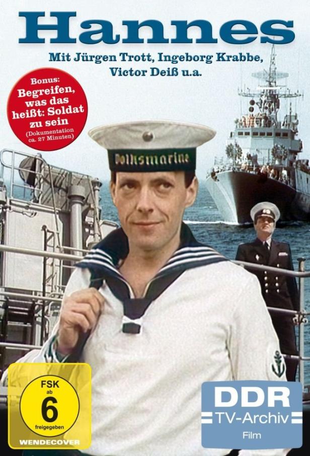 Das Cover des DDR-Films „Hannes“ zeigt einen jungen Mann in Marineuniform vor einem Kriegsschiff.
