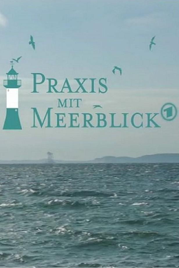 Das Logo der Fernsehserie „Praxis mit Meerblick“ vor einer Ostseekulisse.