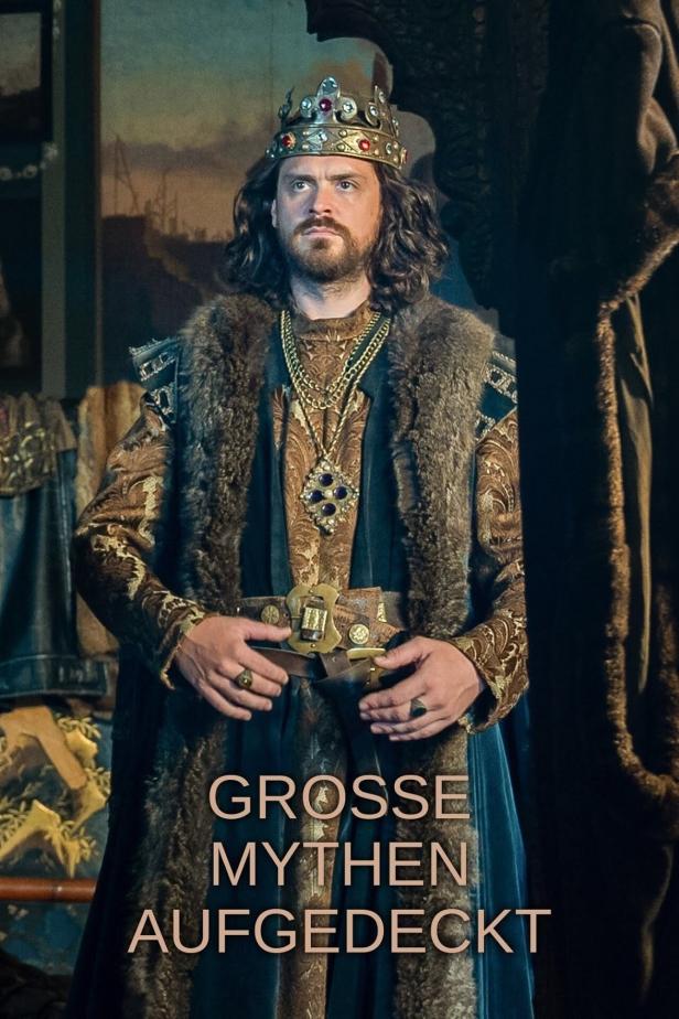 Ein Mann mit Krone und prächtigen Gewändern posiert für ein historisches Porträt.