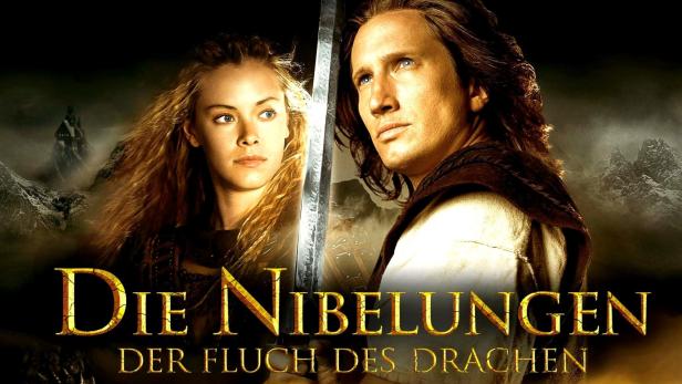 Das Filmplakat für „Die Nibelungen: Der Fluch des Drachen“ zeigt zwei Charaktere mit einem Schwert.