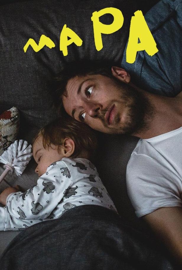 Ein Vater liegt neben seinem schlafenden Kind auf einem Sofa.