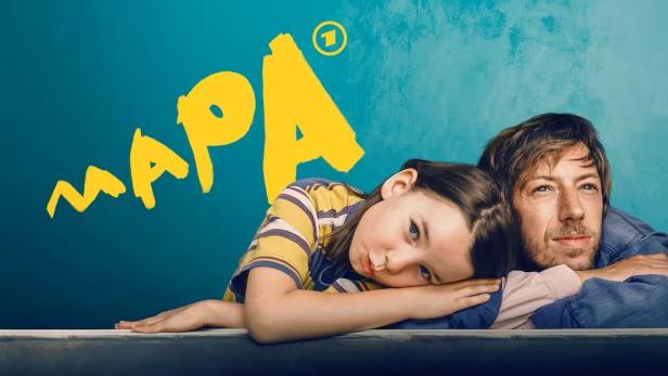 Ein Vater und seine Tochter liegen vor dem Schriftzug „Mapa“.