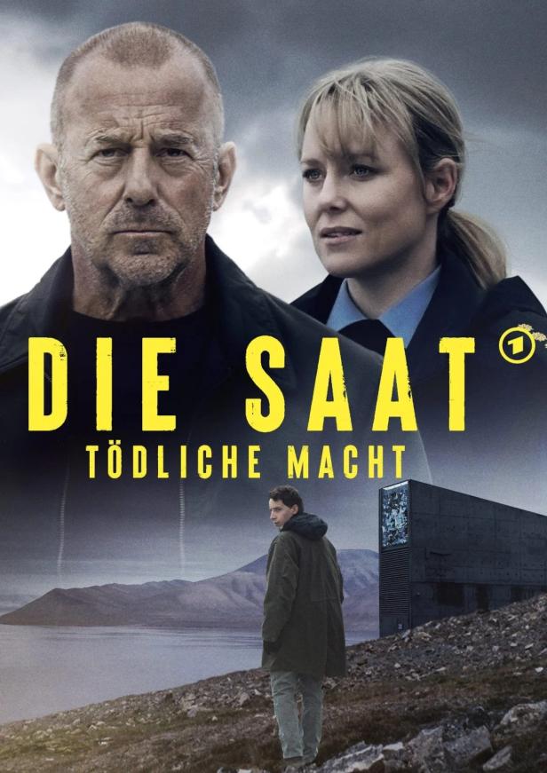 Das Filmplakat für „Die Saat – Tödliche Macht“ zeigt zwei Ermittler und einen jungen Mann vor einer arktischen Landschaft.
