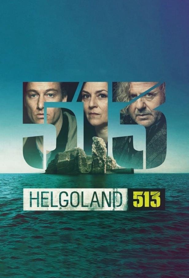 Das Poster für die Fernsehserie „Helgoland 513“ zeigt drei Personen und eine Felsinsel vor der Küste Helgolands.