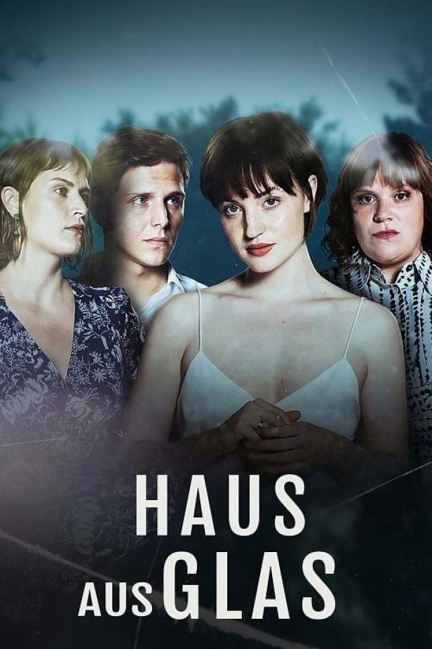 Das Filmplakat für „Haus aus Glas“ zeigt vier junge Menschen vor einem dunklen Hintergrund.