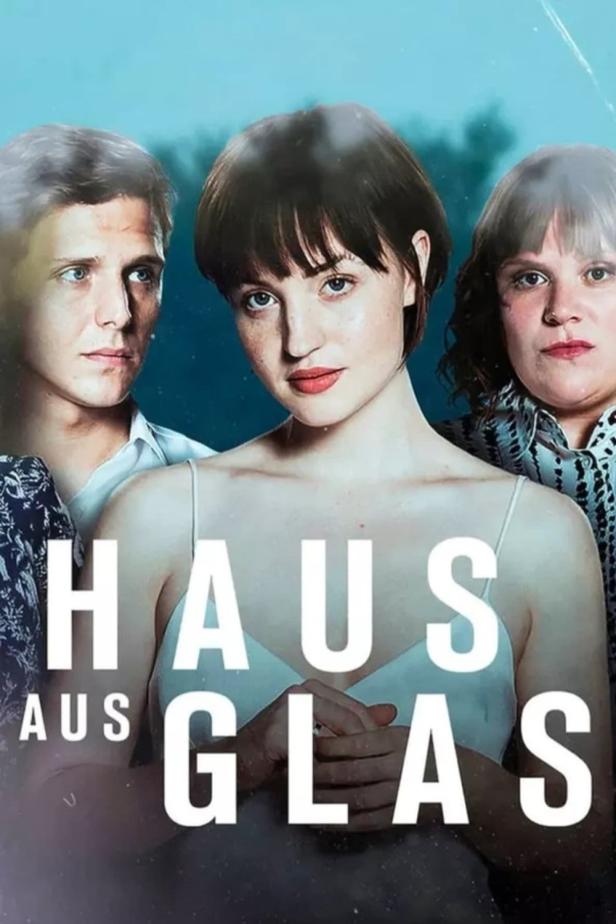 Das Filmplakat für „Haus aus Glas“ zeigt drei junge Menschen vor blauem Hintergrund.