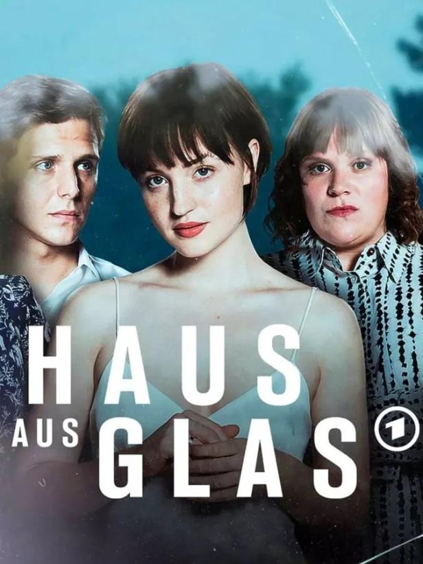 Das Filmplakat zu „Haus aus Glas“ zeigt drei junge Menschen vor einem blauen Hintergrund.