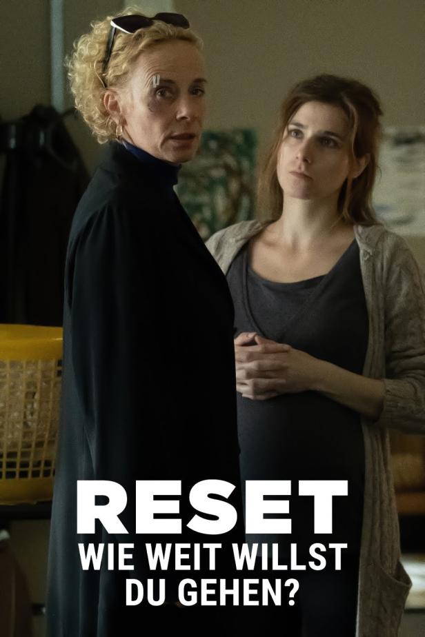Zwei Frauen, eine davon schwanger, stehen vor dem Titelbild von „Reset – Wie weit willst du gehen?“.