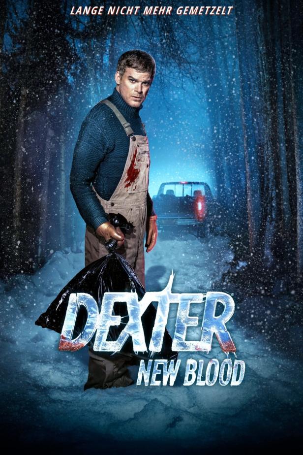 Michael C. Hall als Dexter Morgan mit blutverschmierter Latzhose und Müllsack in „Dexter: New Blood“.