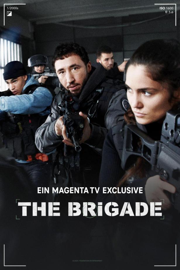 Ein Poster für „The Brigade“, eine Magenta TV-exklusive Serie, zeigt ein Team bewaffneter Personen.