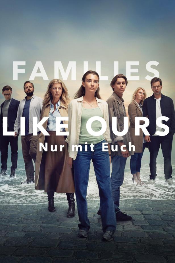 Das Filmplakat für „Families Like Ours“ zeigt eine Gruppe von Menschen am Wasser.