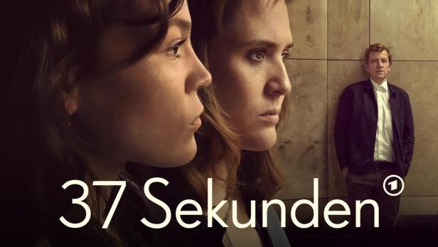 Das Filmplakat für „37 Sekunden“ zeigt zwei Frauen und einen Mann vor einer Wand.