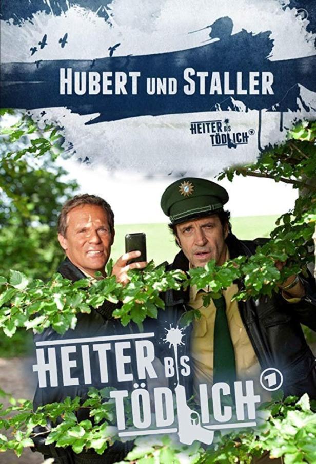 Das Filmplakat zur Serie „Hubert und Staller“ zeigt die beiden Hauptdarsteller hinter Ästen.