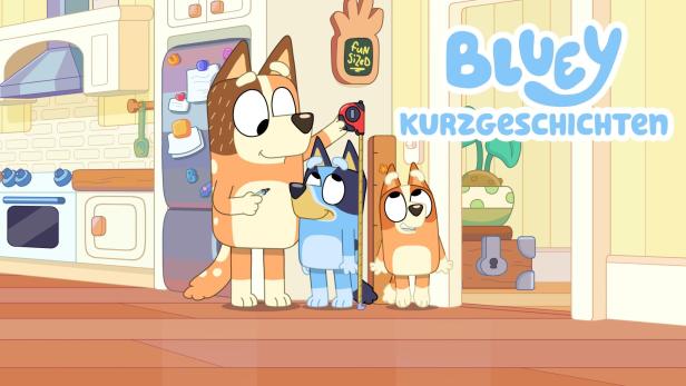 Bandit misst Bluey und Bingo in der Küche, im Hintergrund das Logo von „Bluey Kurzgeschichten“.