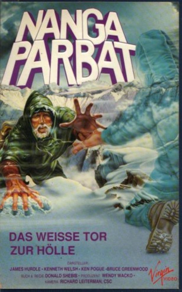 Ein Mann klettert im Schnee, während ein anderer ihm die Hand reicht, Filmposter „Nanga Parbat“.