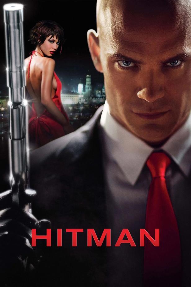 Das Filmplakat für „Hitman“ zeigt einen Mann mit Anzug und Krawatte, eine Frau im roten Kleid und eine Waffe.