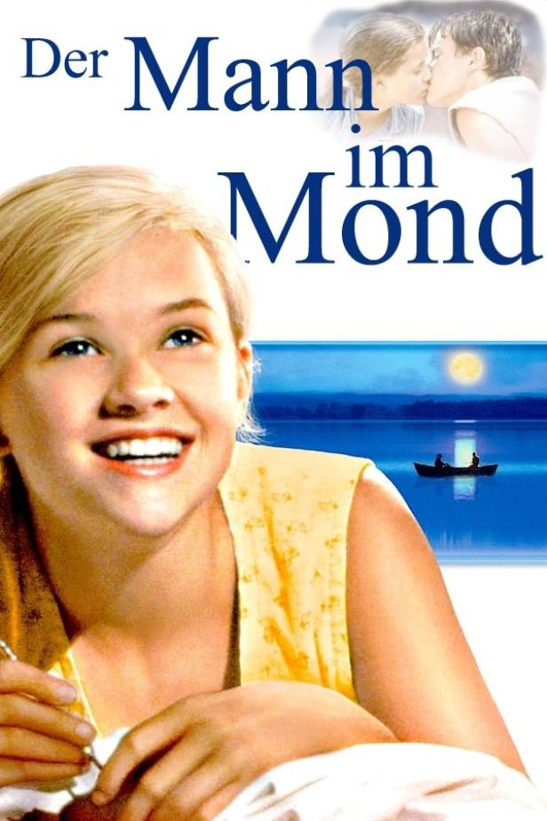 Das Filmplakat für „Der Mann im Mond“ zeigt eine junge Frau und eine romantische Szene auf einem See im Mondschein.