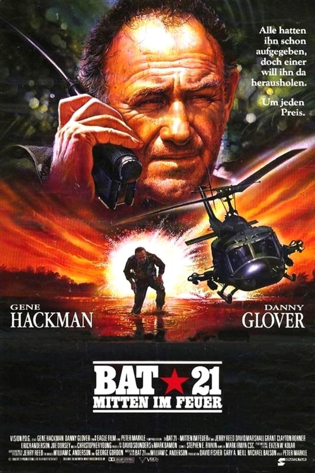 Das Filmplakat für „Bat 21“ zeigt Gene Hackman, Danny Glover und einen Hubschrauber im Vietnamkrieg.