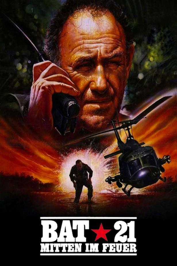 Das Filmplakat für „Bat 21 – Mitten im Feuer“ zeigt Gene Hackman mit einem Funkgerät und einen Hubschrauber.