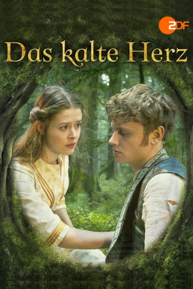 Das Filmplakat für „Das kalte Herz“ zeigt ein junges Paar in einem Wald.