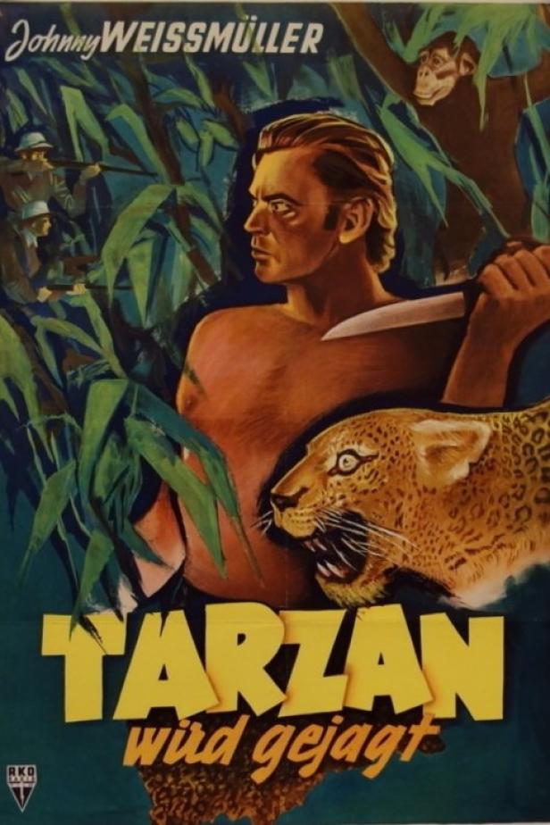 Das Filmplakat für „Tarzan wird gejagt“ zeigt Johnny Weissmüller mit einem Messer, einem Leoparden und Verfolgern.