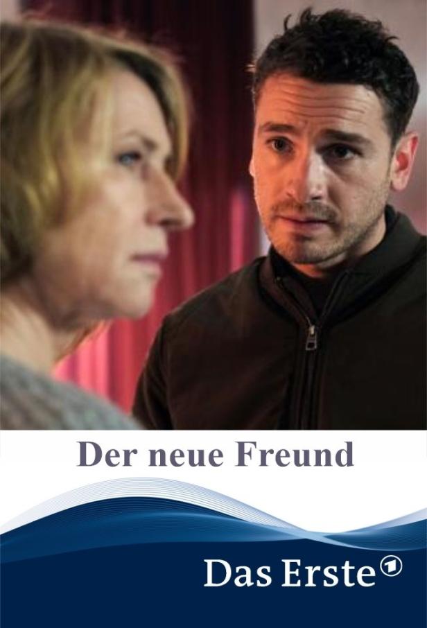 Eine Frau und ein Mann im Vordergrund, möglicherweise eine Szene aus „Der neue Freund“.