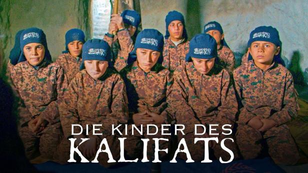 Eine Gruppe von Kindern in Tarnkleidung und Mützen mit arabischer Schrift.