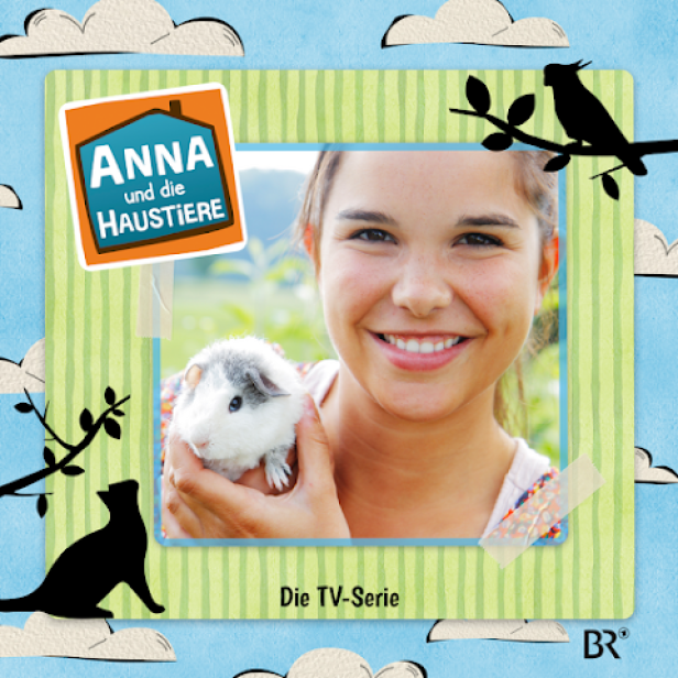 Eine lächelnde junge Frau hält ein Meerschweinchen in ihren Händen.