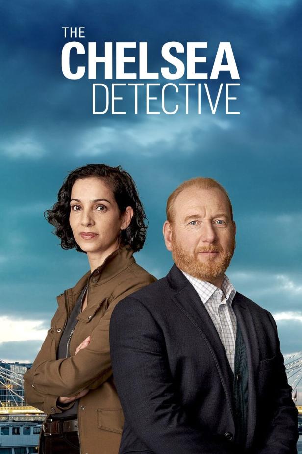 Das Filmplakat zu „The Chelsea Detective“ zeigt zwei Ermittler vor einer Londoner Skyline.
