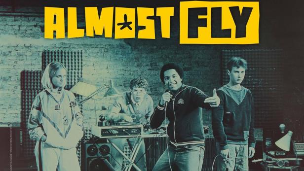 Das Filmplakat für „Almost Fly“ zeigt vier Jugendliche in einem Musikstudio.