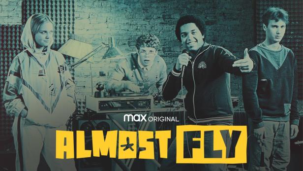 Das Poster für „Almost Fly“ zeigt vier Jugendliche vor einer Mauer und DJ-Equipment.