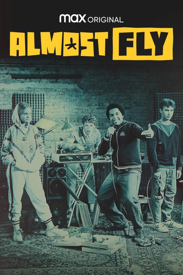 Das Filmplakat für „Almost Fly“ zeigt vier junge Leute in einem Musikstudio.