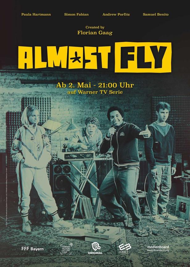 Das Filmplakat für „Almost Fly“ mit Paula Hartmann, Simon Fabian, Andrew Porfitz und Samuel Benito.