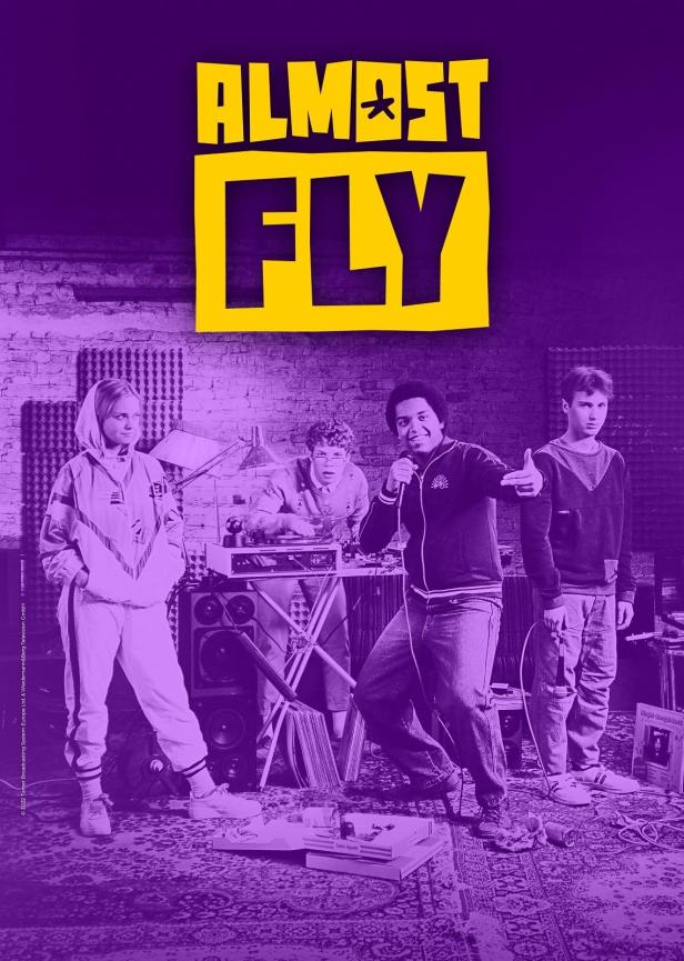 Das Filmplakat für „Almost Fly“ zeigt vier junge Leute in einem Tonstudio.