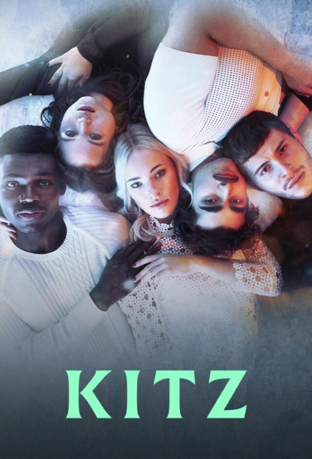Das Filmplakat für die Netflix-Serie „Kitz“ zeigt sechs junge Menschen, die zusammenliegen.