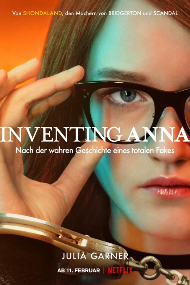 Das Filmplakat zu „Inventing Anna“ mit Julia Garner in der Hauptrolle.