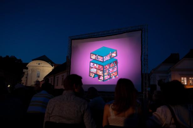 Zuschauer sehen sich bei der Shortynale in Klosterneuburg einen animierten Kurzfilm an.