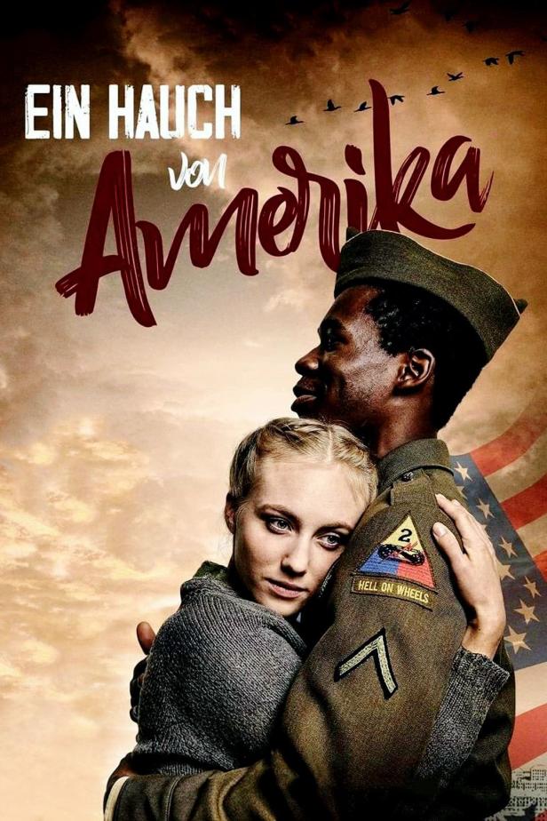 Das Filmplakat zu „Ein Hauch von Amerika“ zeigt eine innige Umarmung vor einer US-Flagge.