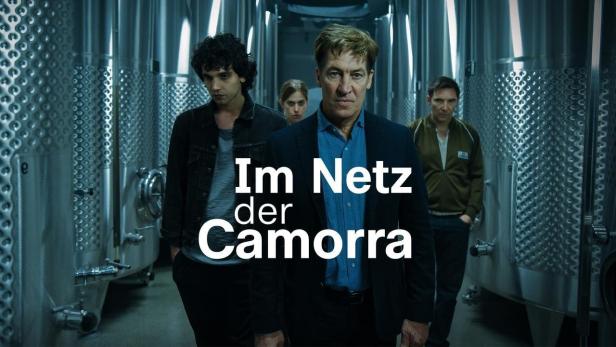 Szene mit Schauspielern vor Edelstahltanks aus der Serie „Im Netz der Camorra“.