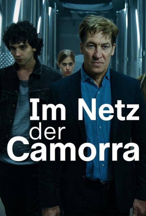 Das Filmplakat für „Im Netz der Camorra“ zeigt drei Darsteller vor einem industriellen Hintergrund.