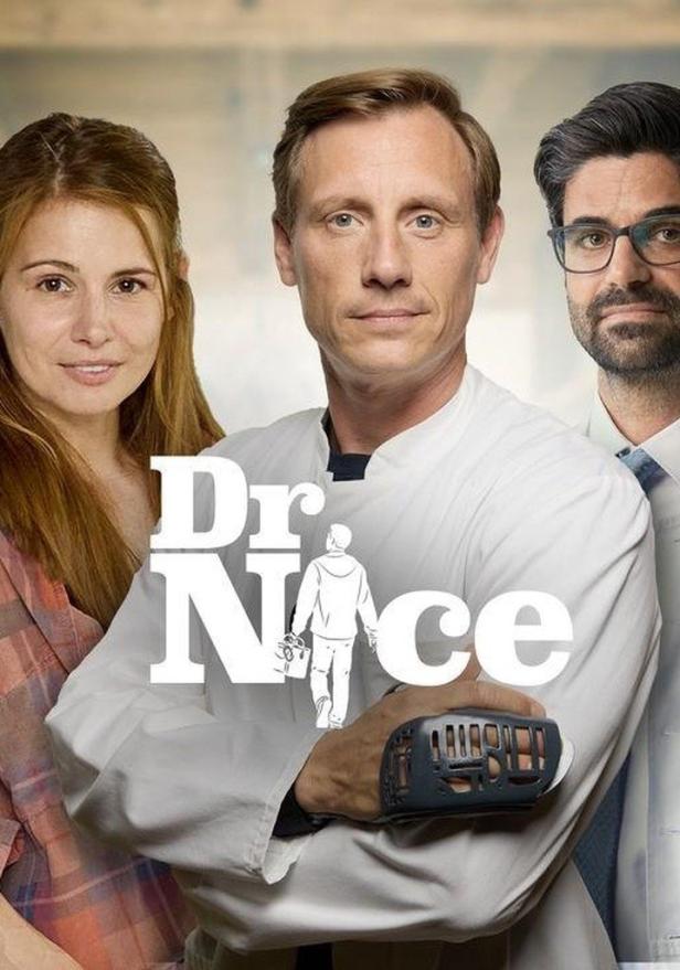 Das Filmplakat zu „Dr. Nice“ zeigt den Hauptdarsteller mit zwei weiteren Personen.