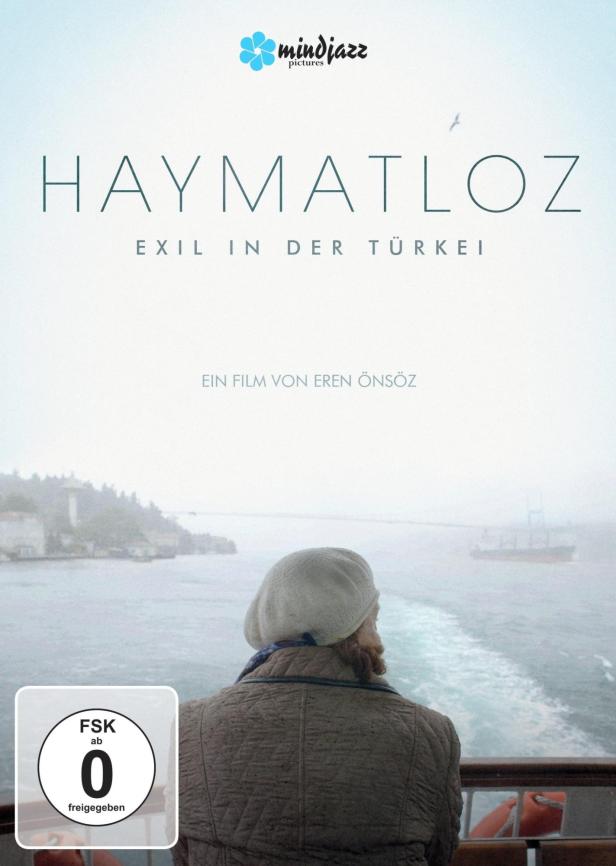 Das Filmplakat für „Haymatloz: Exil in der Türkei“ zeigt eine Person auf einer Fähre.
