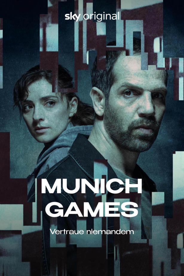 Das Filmplakat für „Munich Games“ zeigt zwei ernste Protagonisten vor abstraktem Hintergrund.