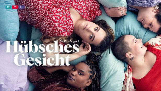 Vier junge Frauen liegen auf Kissen, vermutlich eine Szene aus der RTL+-Serie „Hübsches Gesicht“.